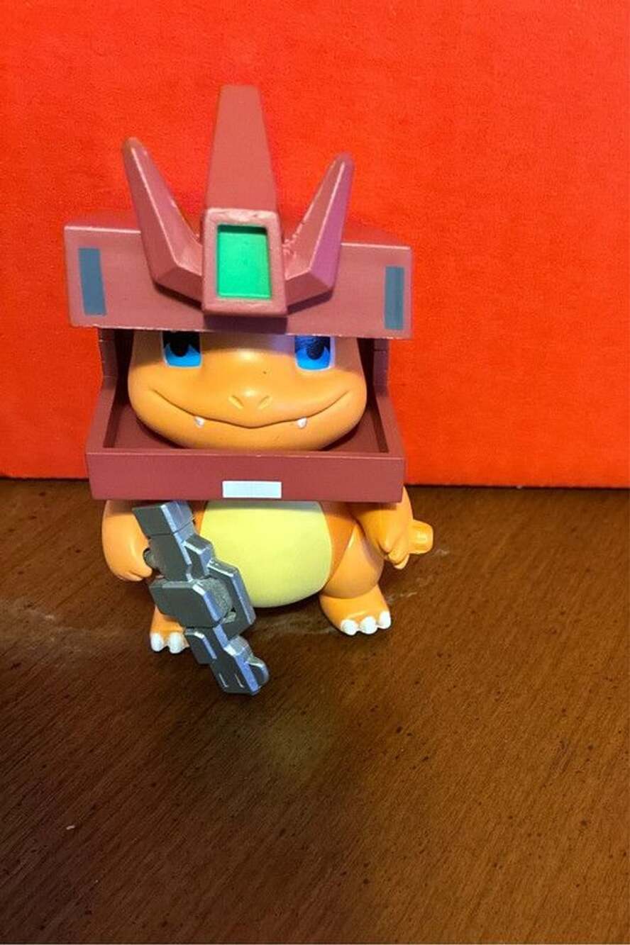 Pokémon figure charizard crossover with gundham gear blind bag
